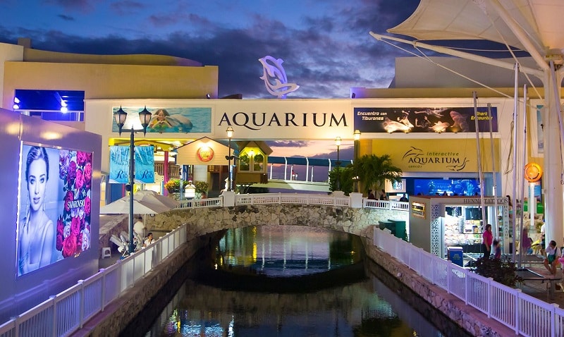 Aquarium of the La Isla mall in Cancun