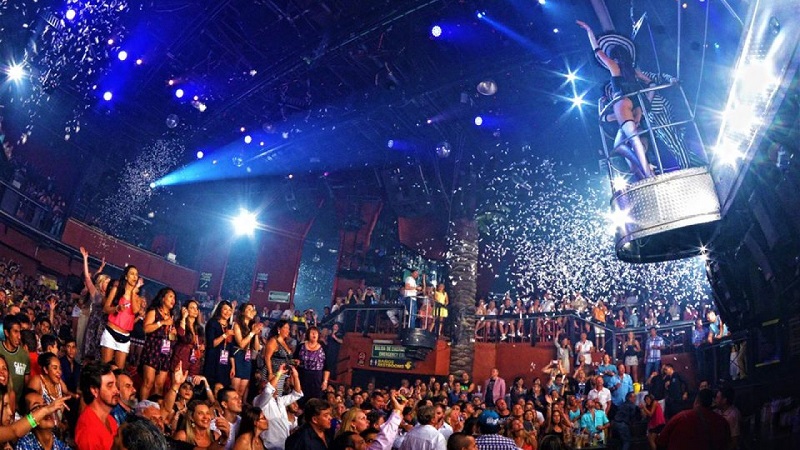 Concert at the Coco Bongo nightclub in Cancun