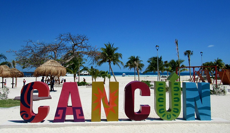 Sign on the Langosta Beach in Cancun