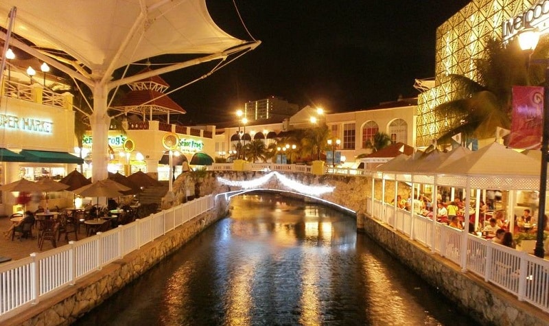 La Isla mall at night in Cancun