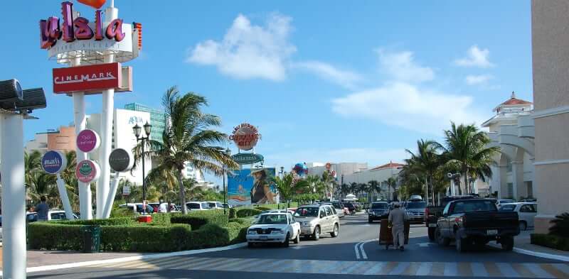 Entrance to the Plaza La Isla shopping mall in Cancun