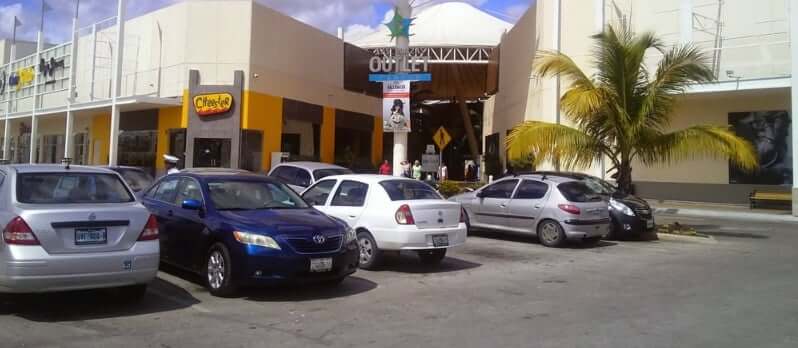Cars at Las Plazas Outlet in Cancun